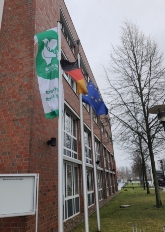 Mayoers for Peace-Flagge am 24. Februar 2023 in Waren (Müritz)